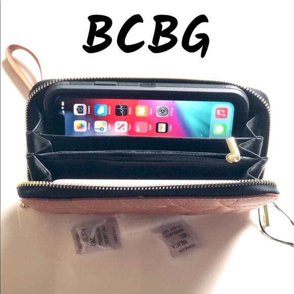 Cute BCBGeneration Tara Quilted Boxed Wristlet - Picture 1 of 10